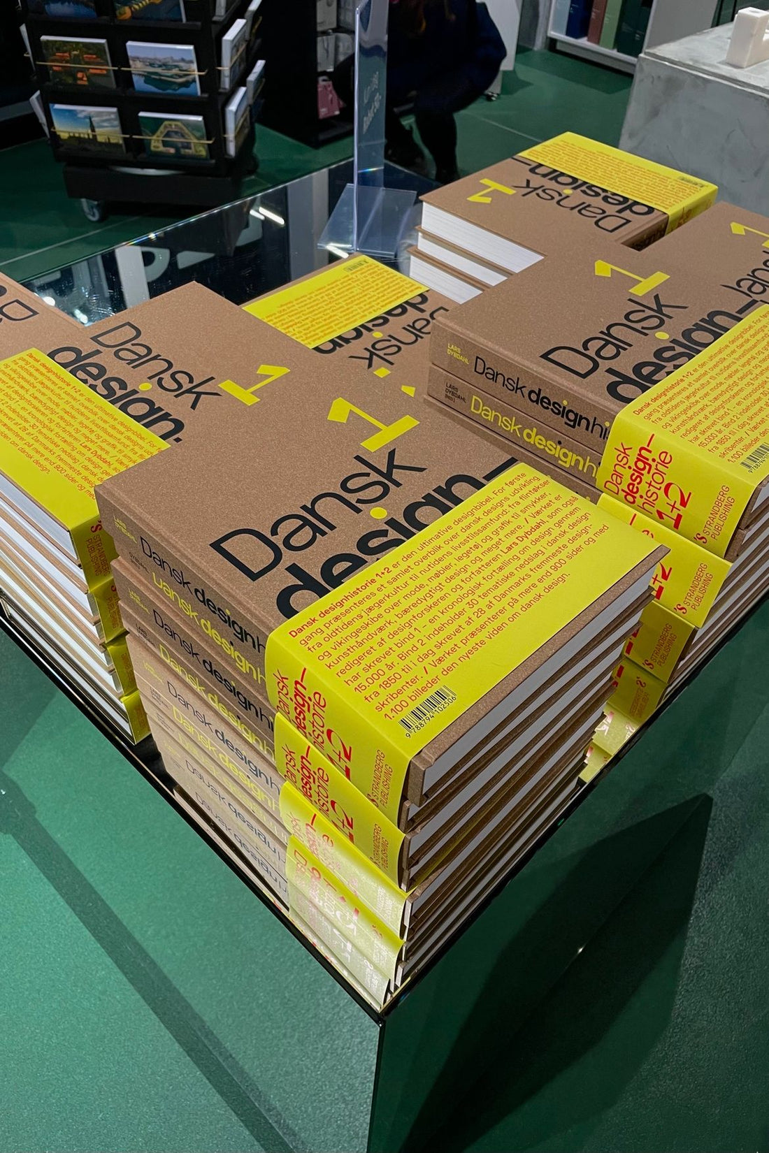 Eksemplarer af Dansk Designhistorie udstillet på messe
