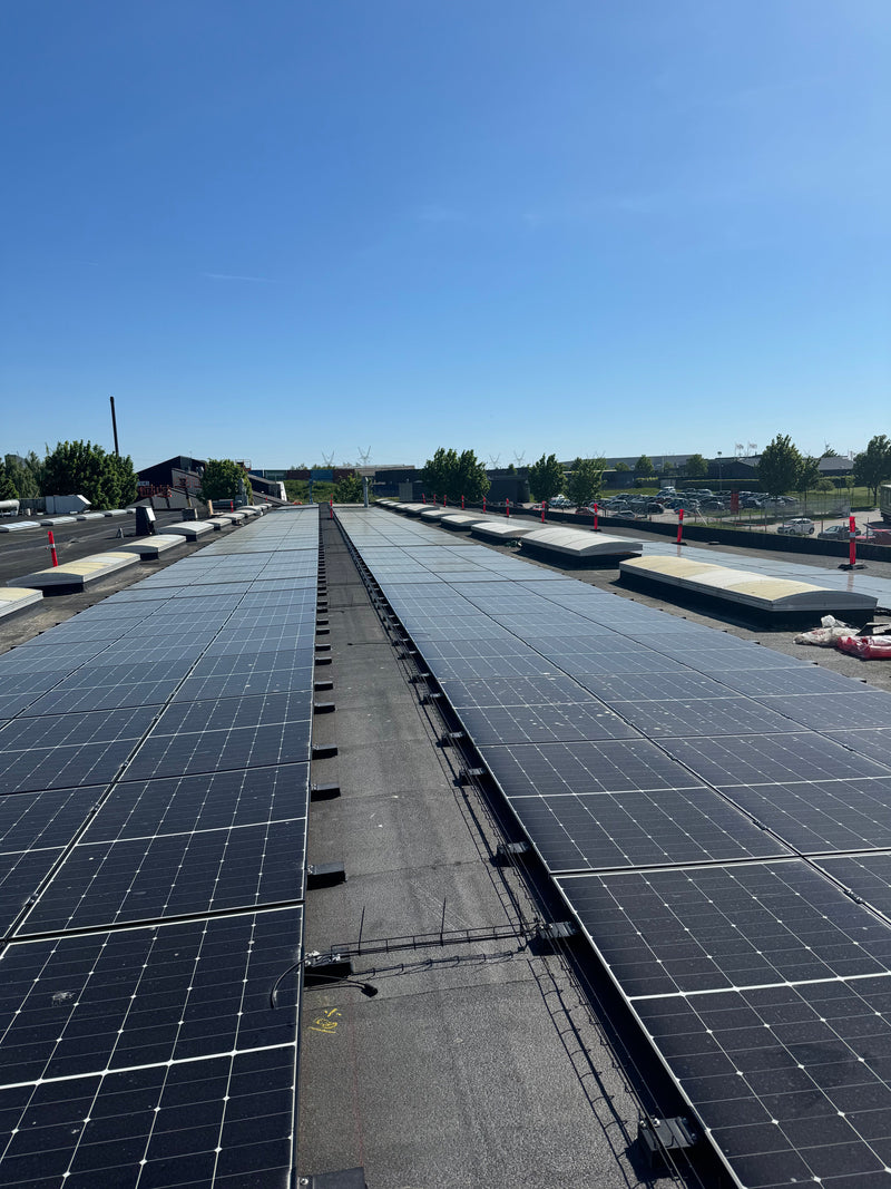 Nyopført solcelleanlæg på 700 m²